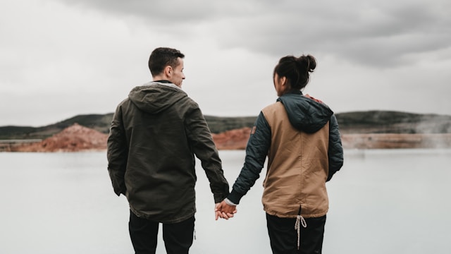 Czy druga randka powinna być szybka? Psychologia randkowego timingu